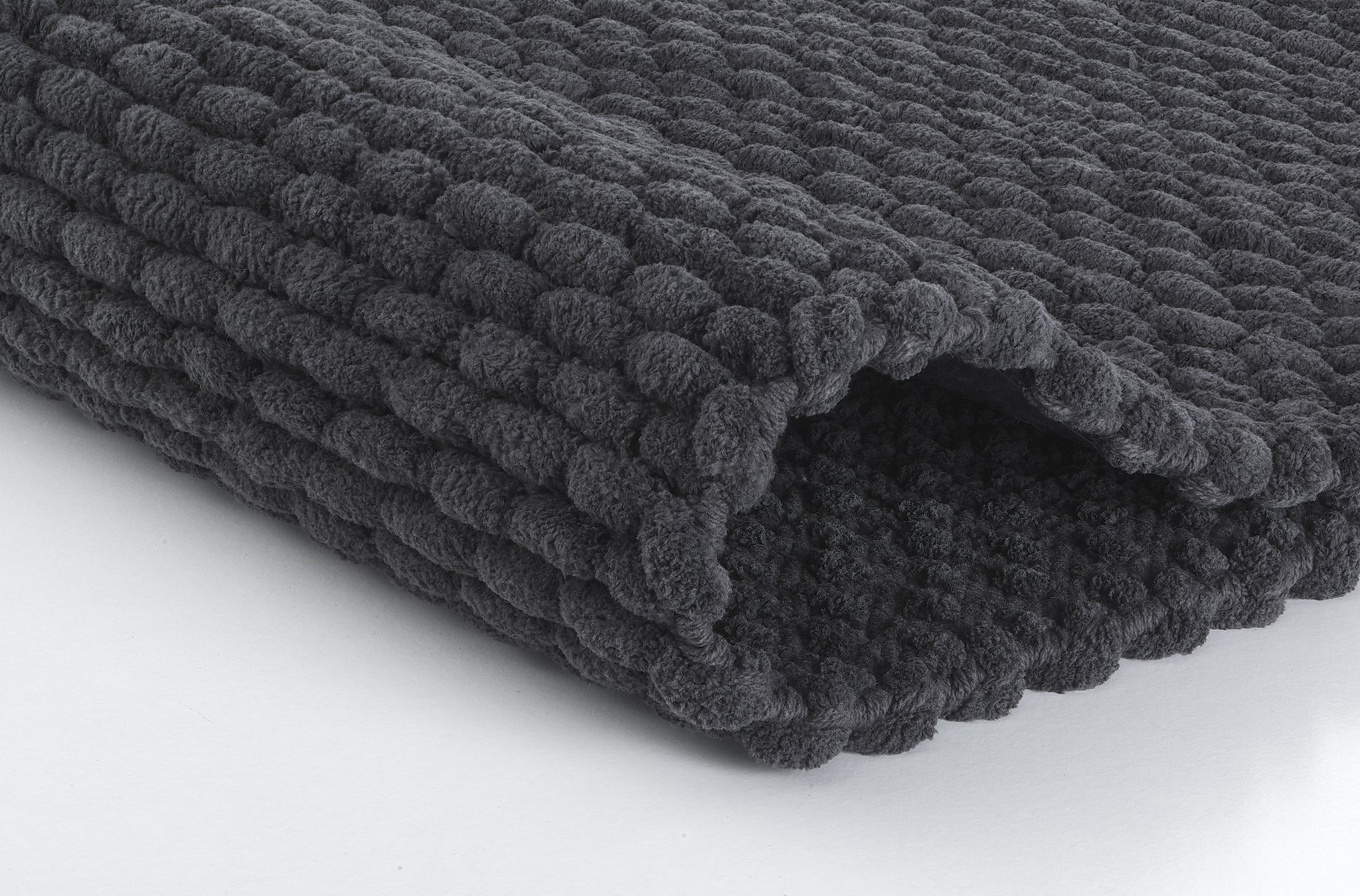 Dunkelgraue, dicke Badematte mit strukturierter Noppenoberfläche aus Stoff