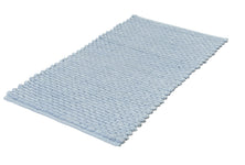 Hellblauer rechteckiger Badematte mit flauschiger Noppenoberfläche