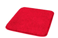 Roter, quadratischer Badteppich mit abgerundeten Ecken auf hellem Weiß