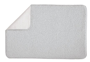 Hellgraue rechteckige Badematte aus Frottier mit umgeschlagener Ecke
