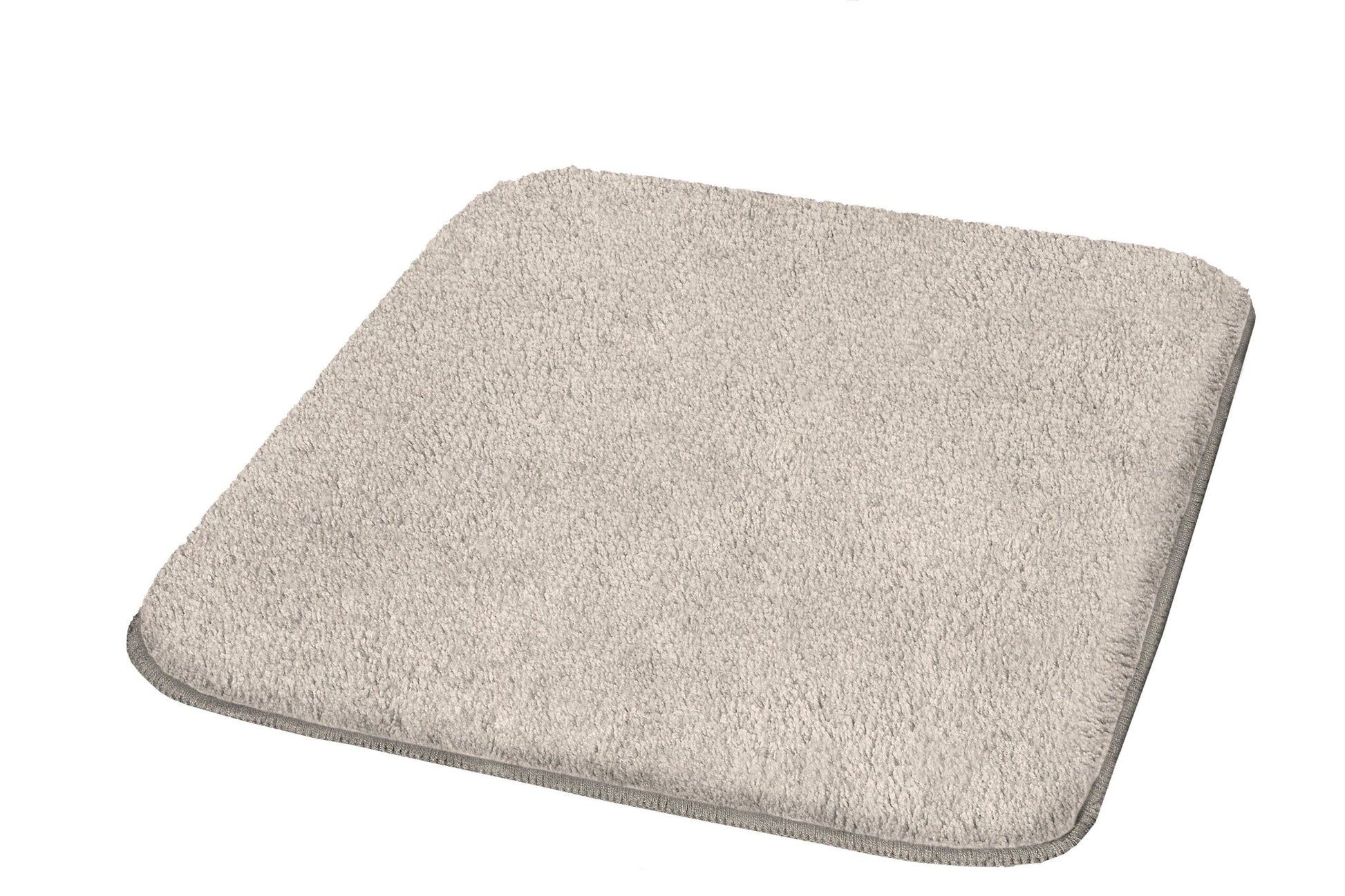 Quadratische, hellbeige Badematte mit weichem Flor auf weißem Grund