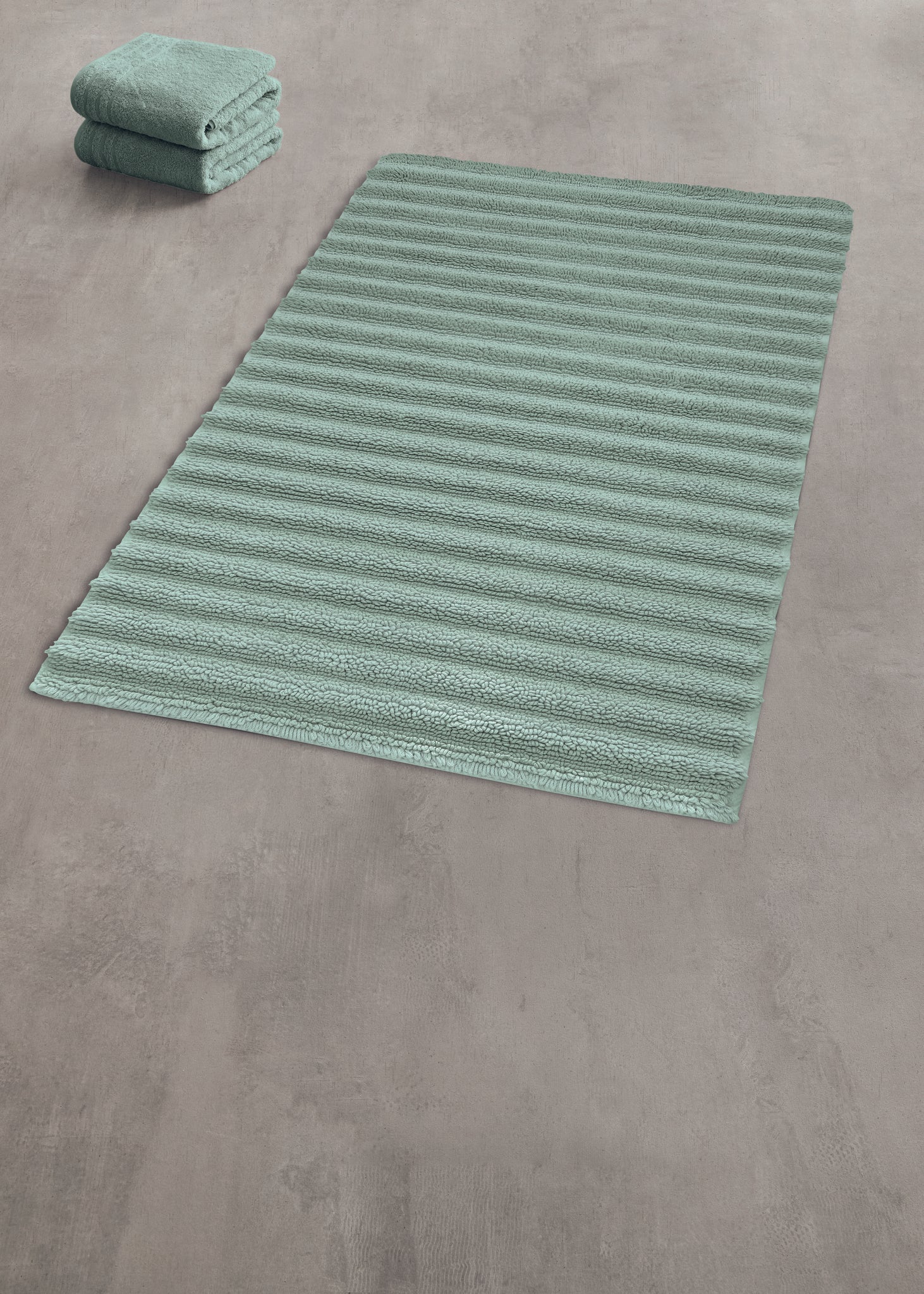 Mintgrüne Badematte mit Streifenoptik und passenden Handtüchern