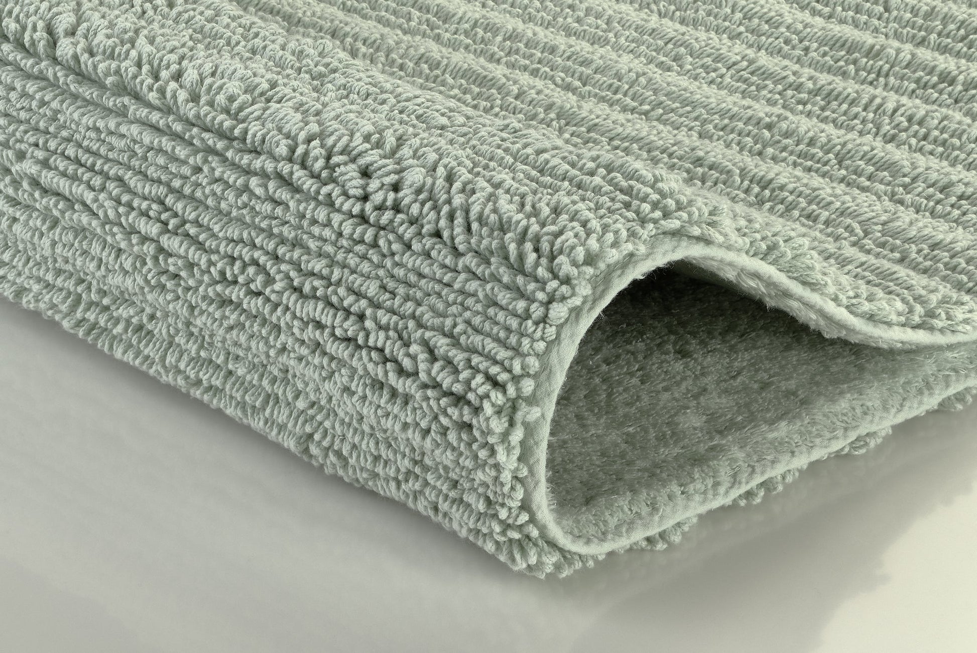 Hellgraue, dicke Badematte mit weicher, gerippter Hochflor-Oberfläche