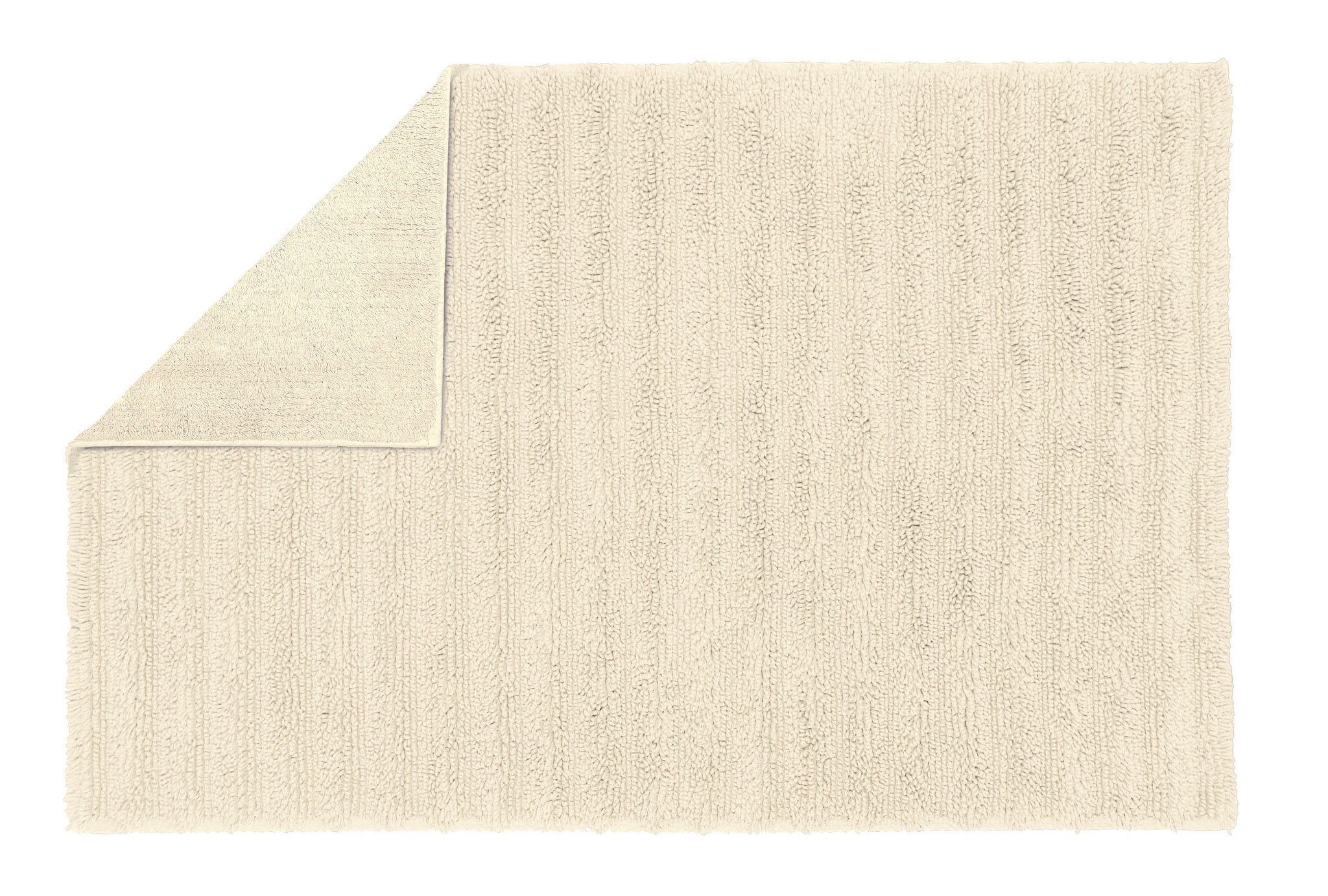 Cremefarbige Badematte mit Streifenstruktur, eine Ecke umgeschlagen