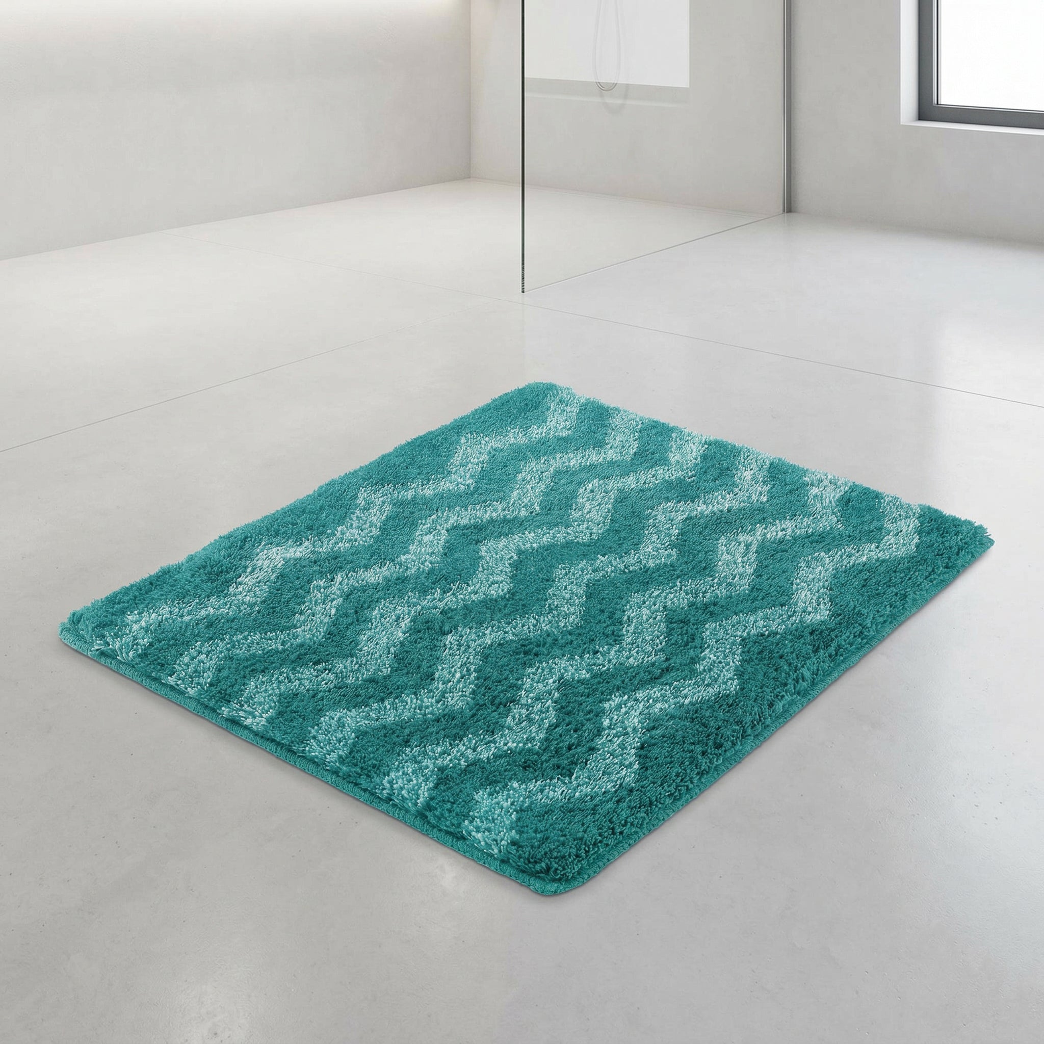 Türkise Badematte mit weißem Zickzackmuster auf hellgrauem Boden