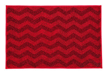 Rote Badematte mit dunklerem Zickzack-Muster in rechteckiger Form