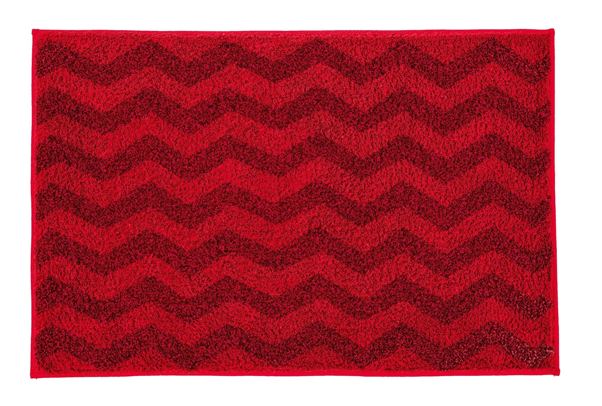 Badteppich ZACK Rubin 55 x 65 cm liegt flach mit Zickzackmuster auf hellem Hintergrund.