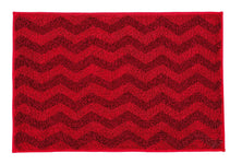 Rote rechteckige Badematte mit Zickzackmuster in zwei breiten Rottönen