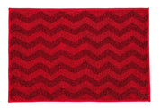 Badteppich ZACK Rubin 70 x 120 cm in Rot mit Zickzackmuster liegt flach auf dem Boden.