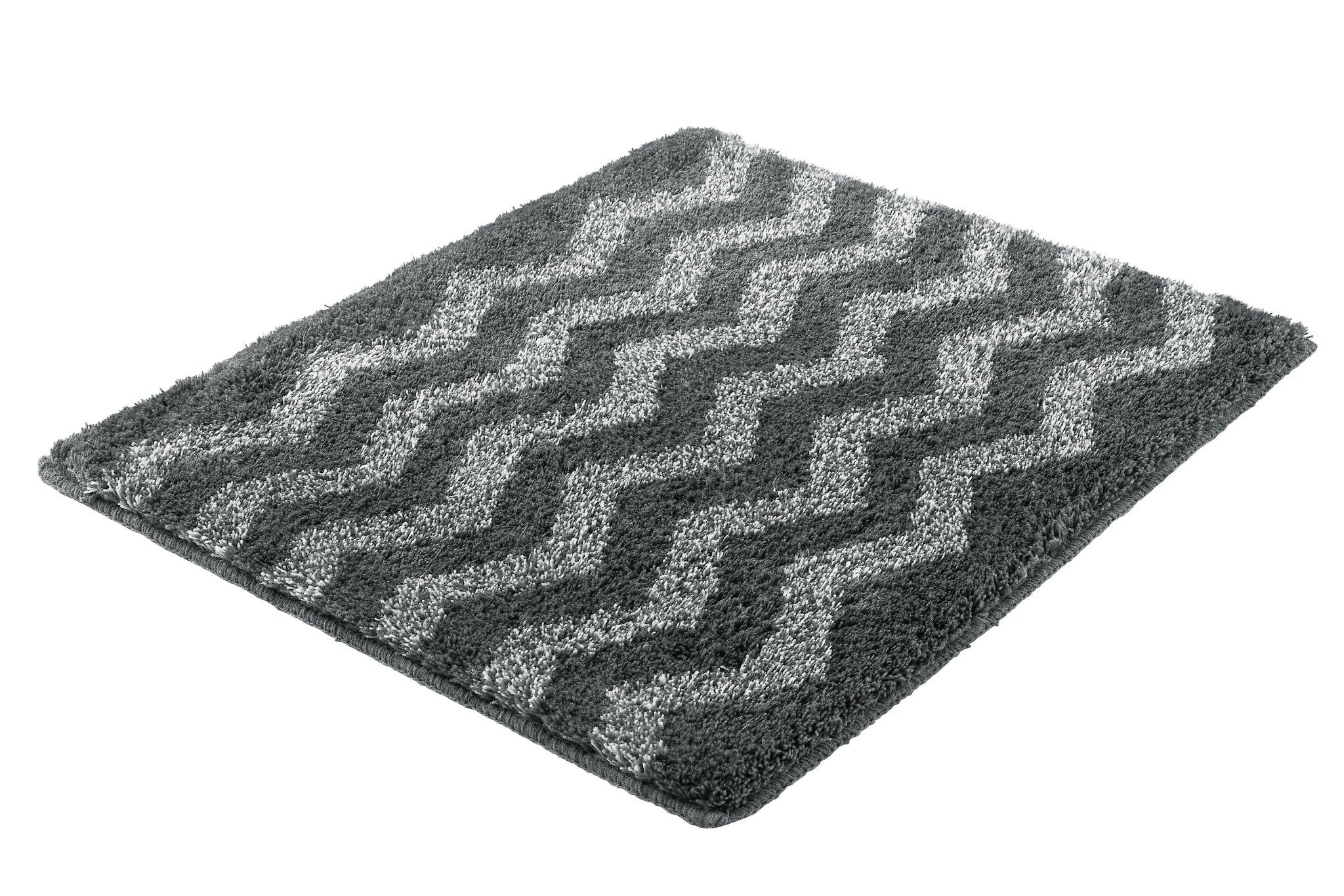Badteppich ZACK Schiefer 55 x 65 cm mit grauem Zickzackmuster liegt auf dem Boden.