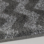 Nahaufnahme graue Badematte mit weichem, gemustertem Flor robuster Kante