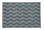 Badteppich ZACK Schiefer 60x90 cm mit grauem Zickzackmuster liegt flach ausgebreitet.