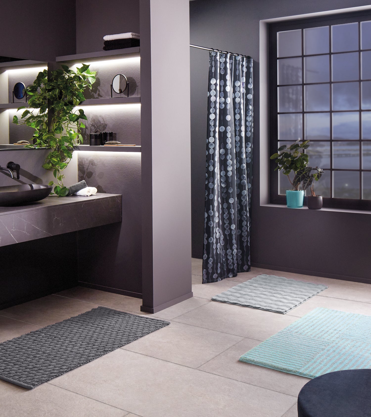 Moderne Badezimmer-Szene mit drei Kleine Wolke Badematten und Duschvorhang in Aqua und Grau.