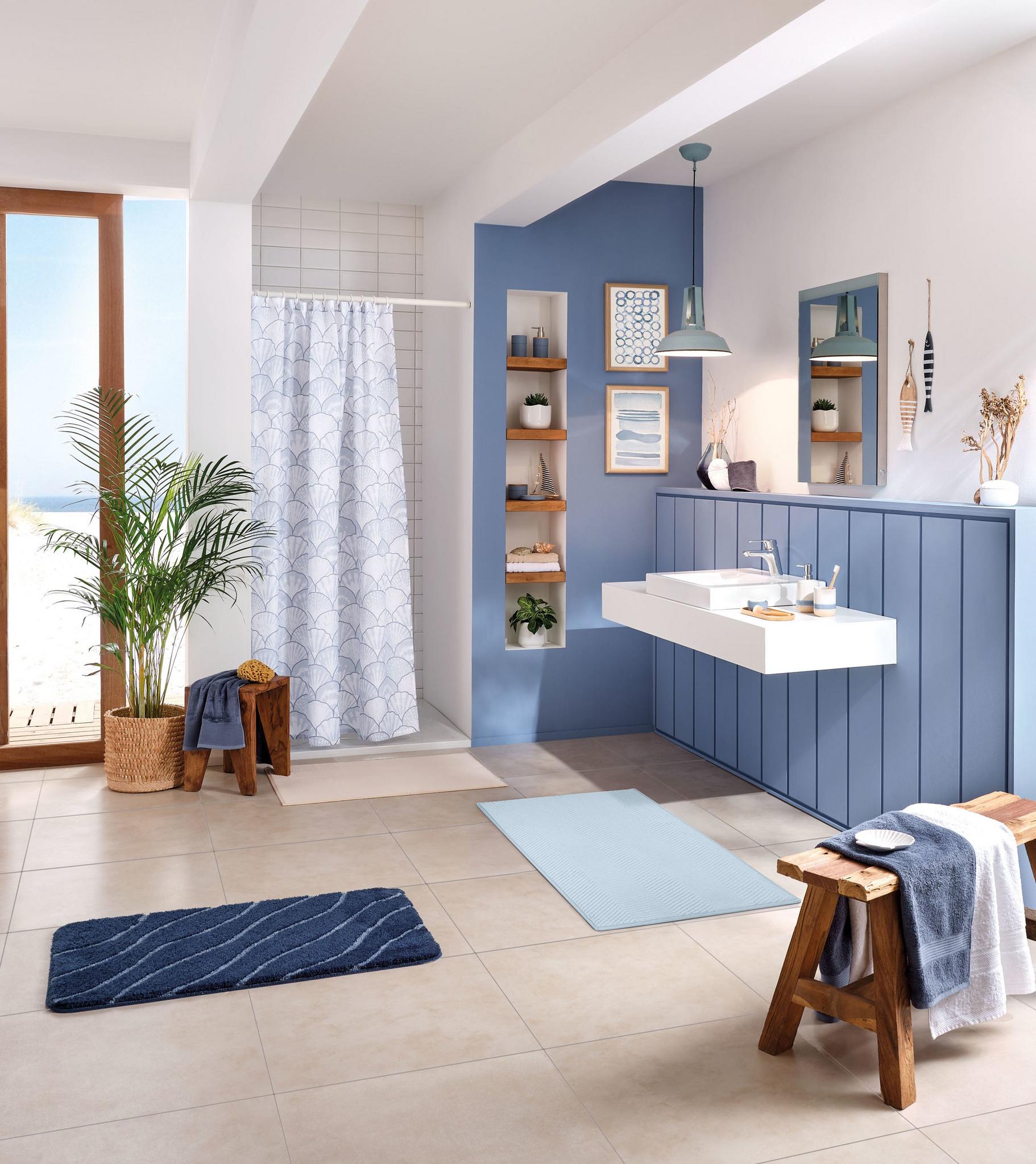 Modernes blau-weißes Badezimmer mit Dusche, Waschtisch und Bank