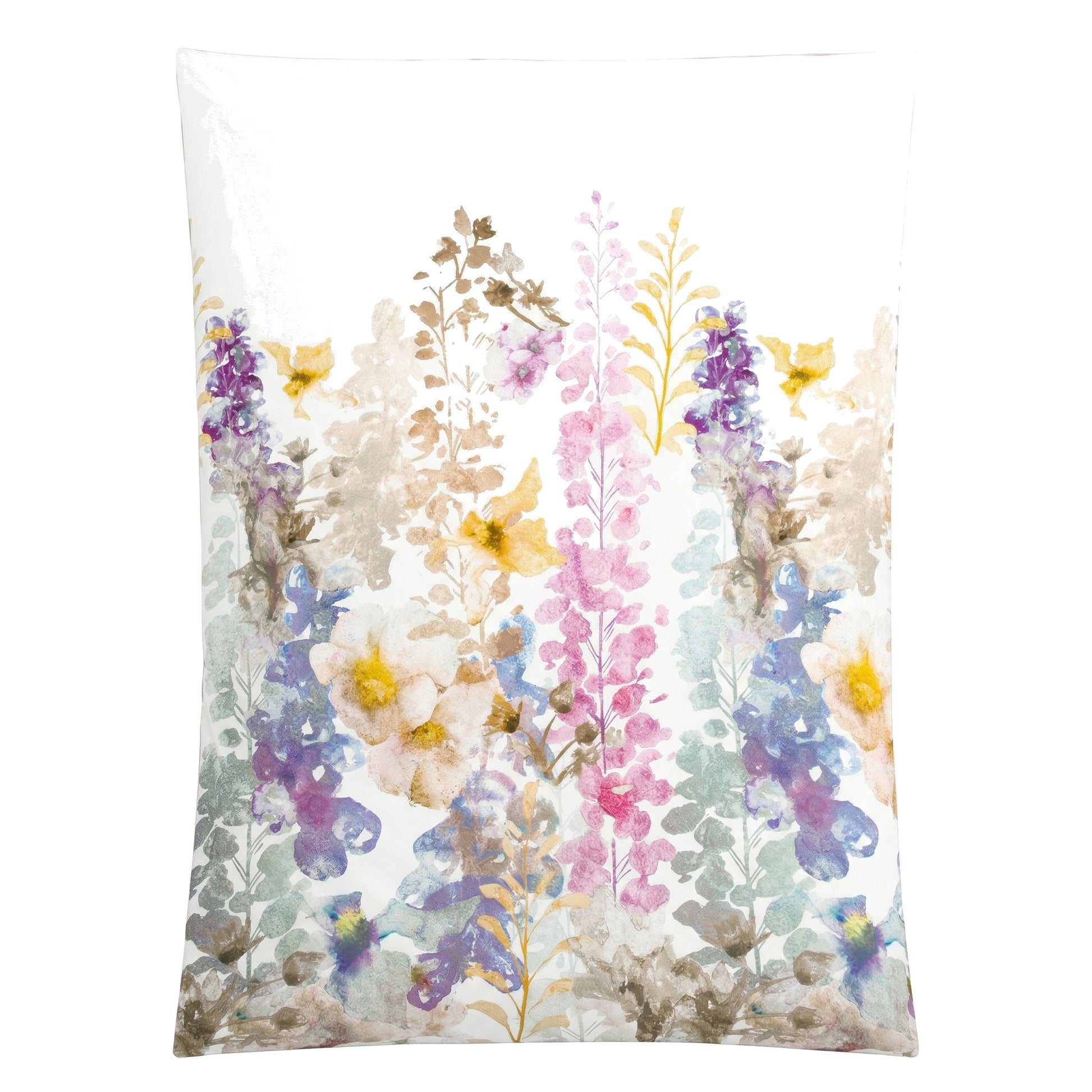 Weiße Bettwäsche mit zartem Aquarell-Blumenmuster in Pastelltönen.