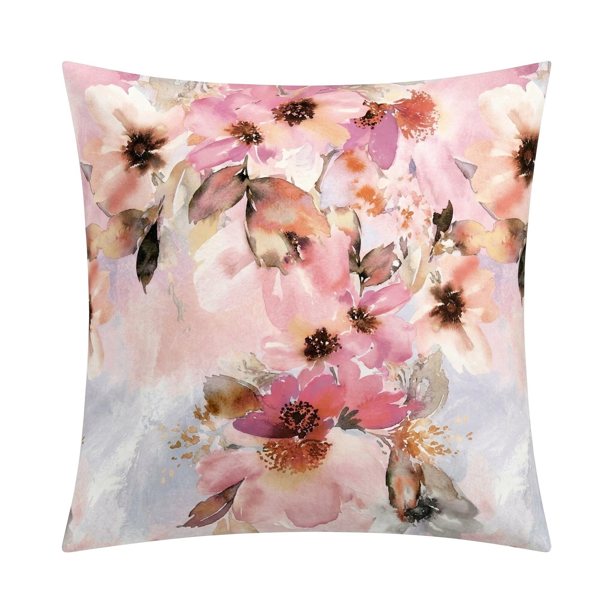 Kopfkissenbezug mit rosa Aquarellblumen auf hellem Grund.