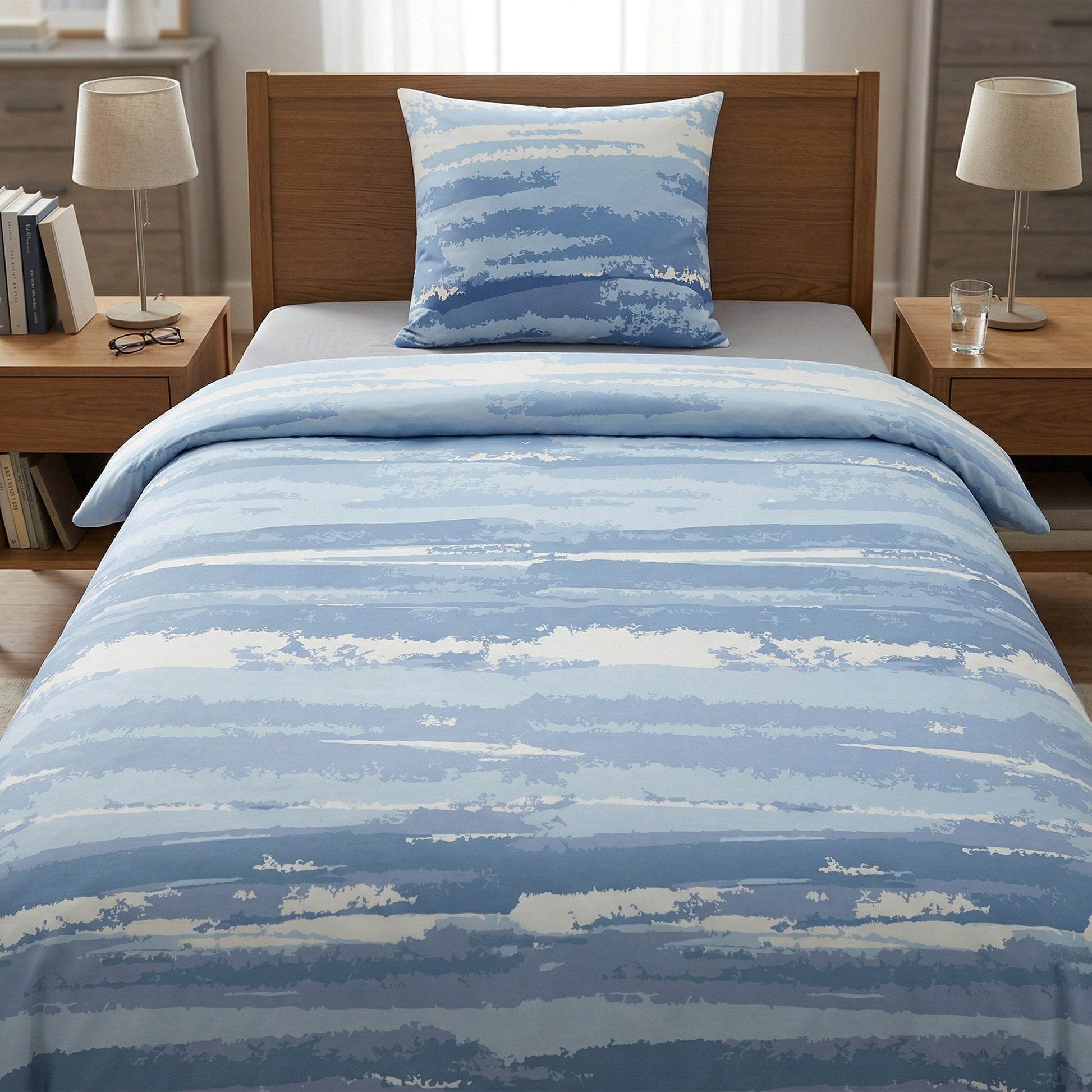 Blau-weiße Bettwäsche mit Streifenmuster auf gemachtem Bett.