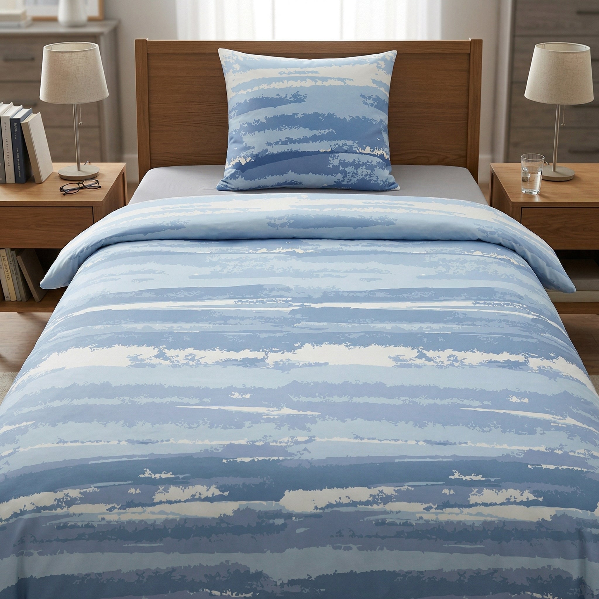 Blau-weiße Bettwäsche mit Streifenmuster auf gemachtem Bett.