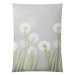 Graue Bettwäsche mit weißen Pusteblumen und grünen Gräsern.