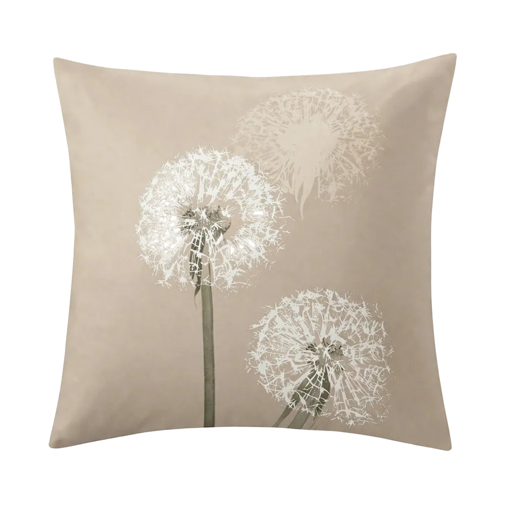 Beiger Kopfkissenüberzug mit weißem Pusteblumenmotiv.