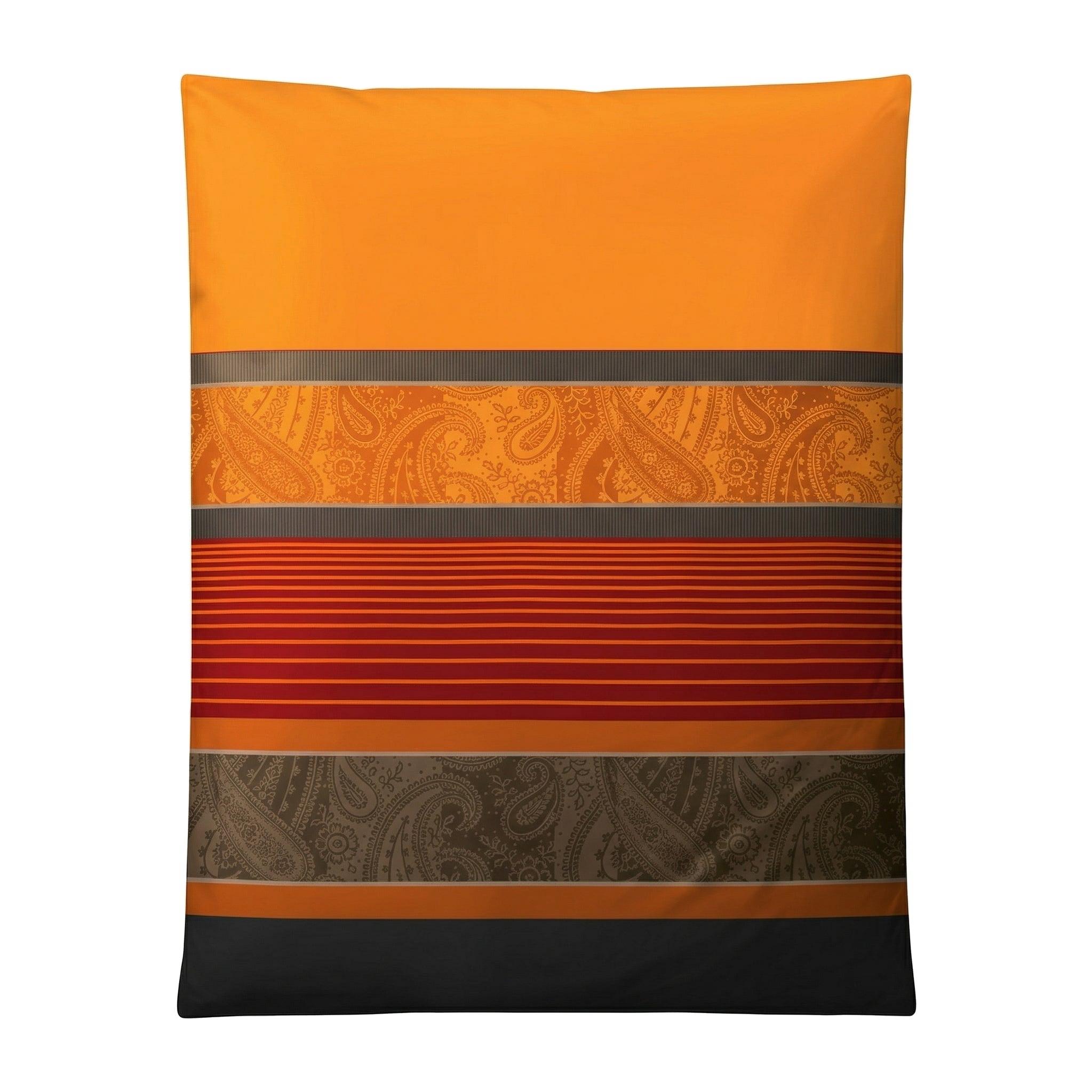 Orange Bettwäsche mit Paisley- und Streifenmuster in Braunrot.
