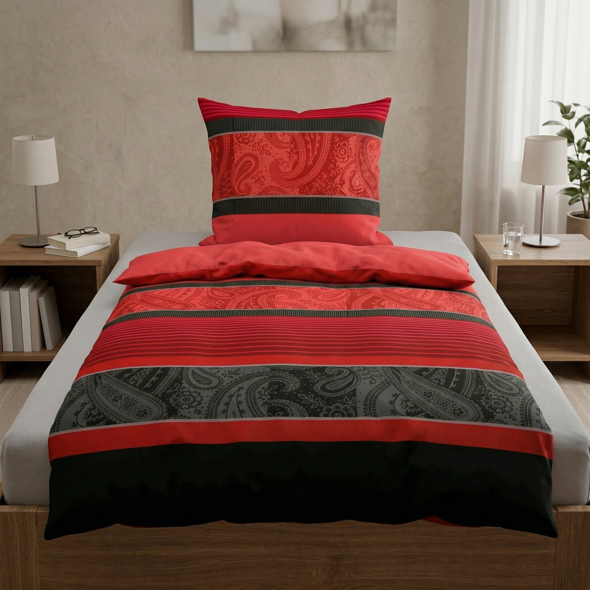 Rote Bettwäsche mit Paisley-Muster auf Bett im modernen Schlafzimmer.