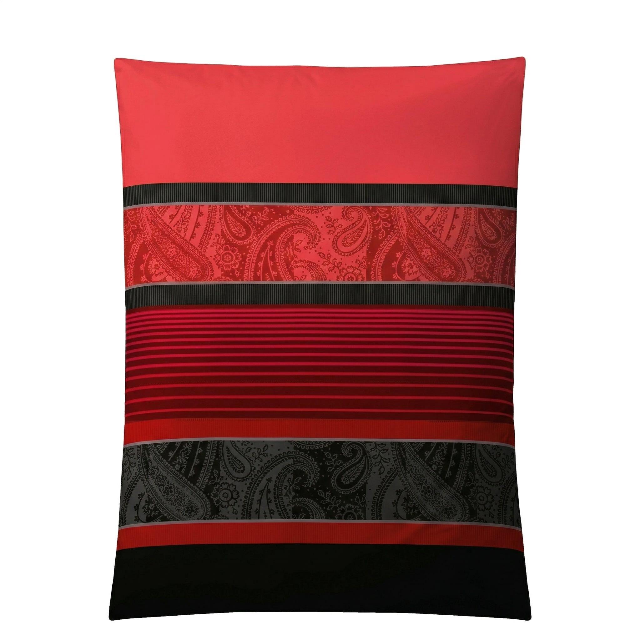 Rote Bettwäsche mit Streifen und schwarzem Paisleymuster.
