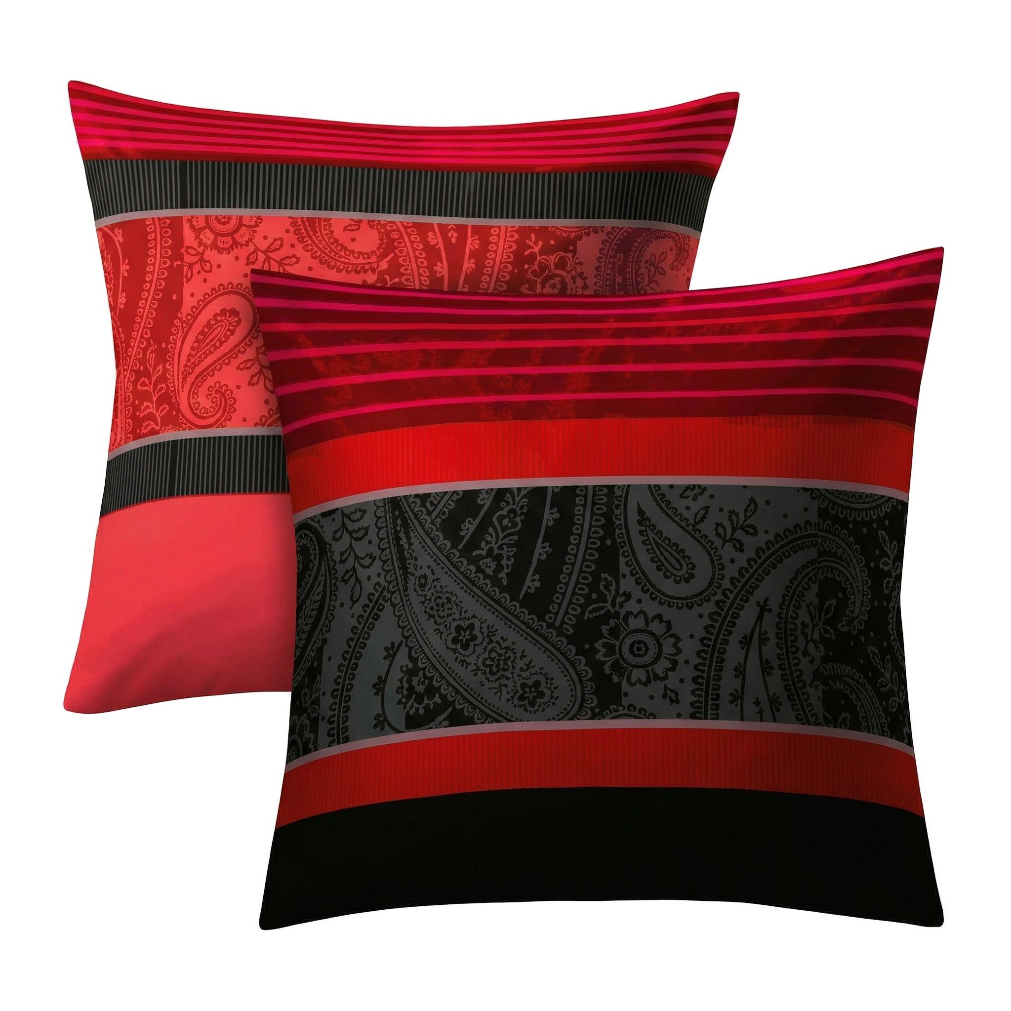 Roter Kopfkissenüberzug mit Streifen und schwarzem Paisleymuster.