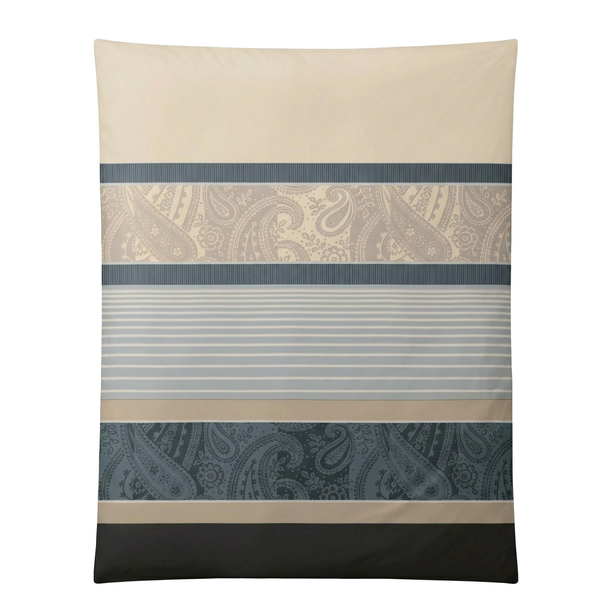 Beige blaue Bettwäsche mit Streifen und Paisleymuster.