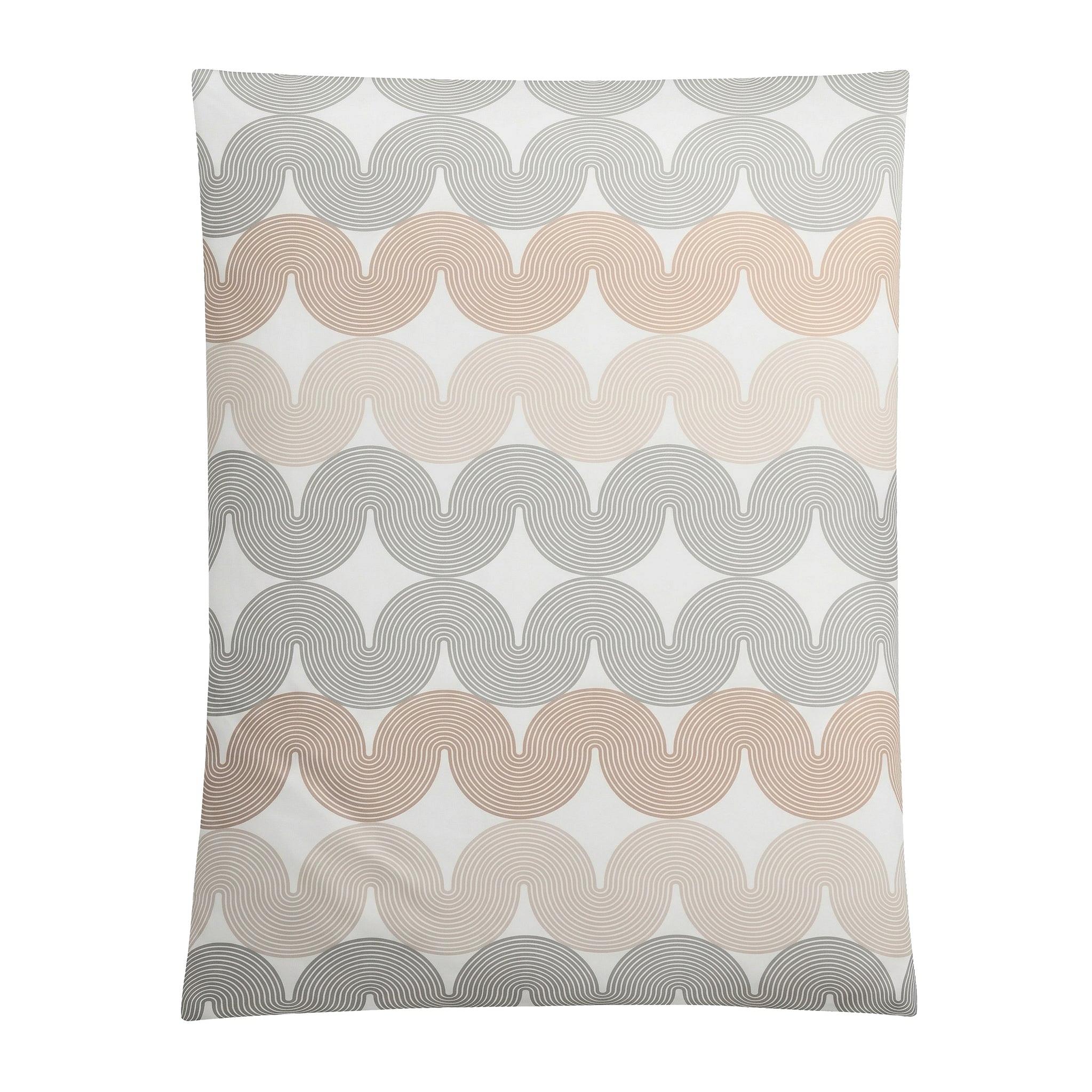 Weiße Bettwäsche mit Retro-Wellenmuster in Grau und Beige.
