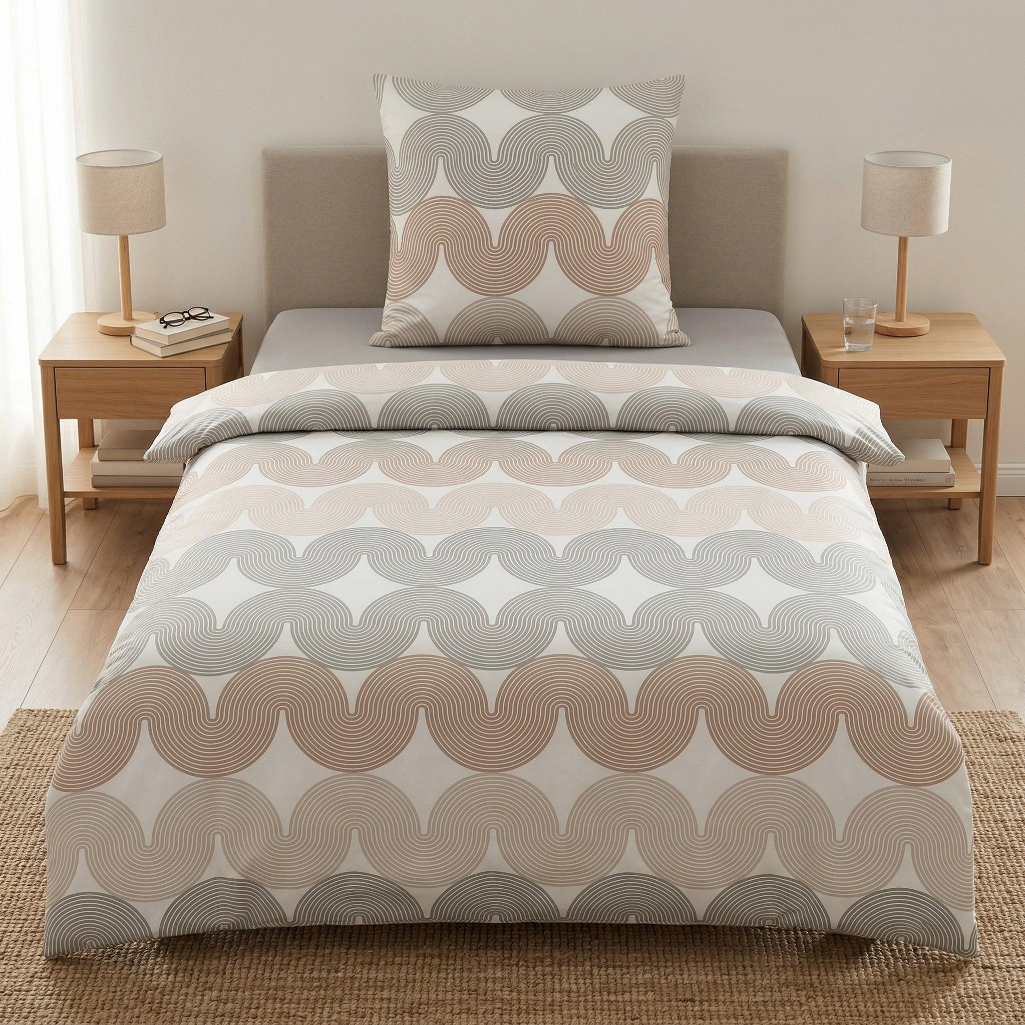Bettwäsche mit Wellenmuster in Beige und Grau im Schlafzimmer.