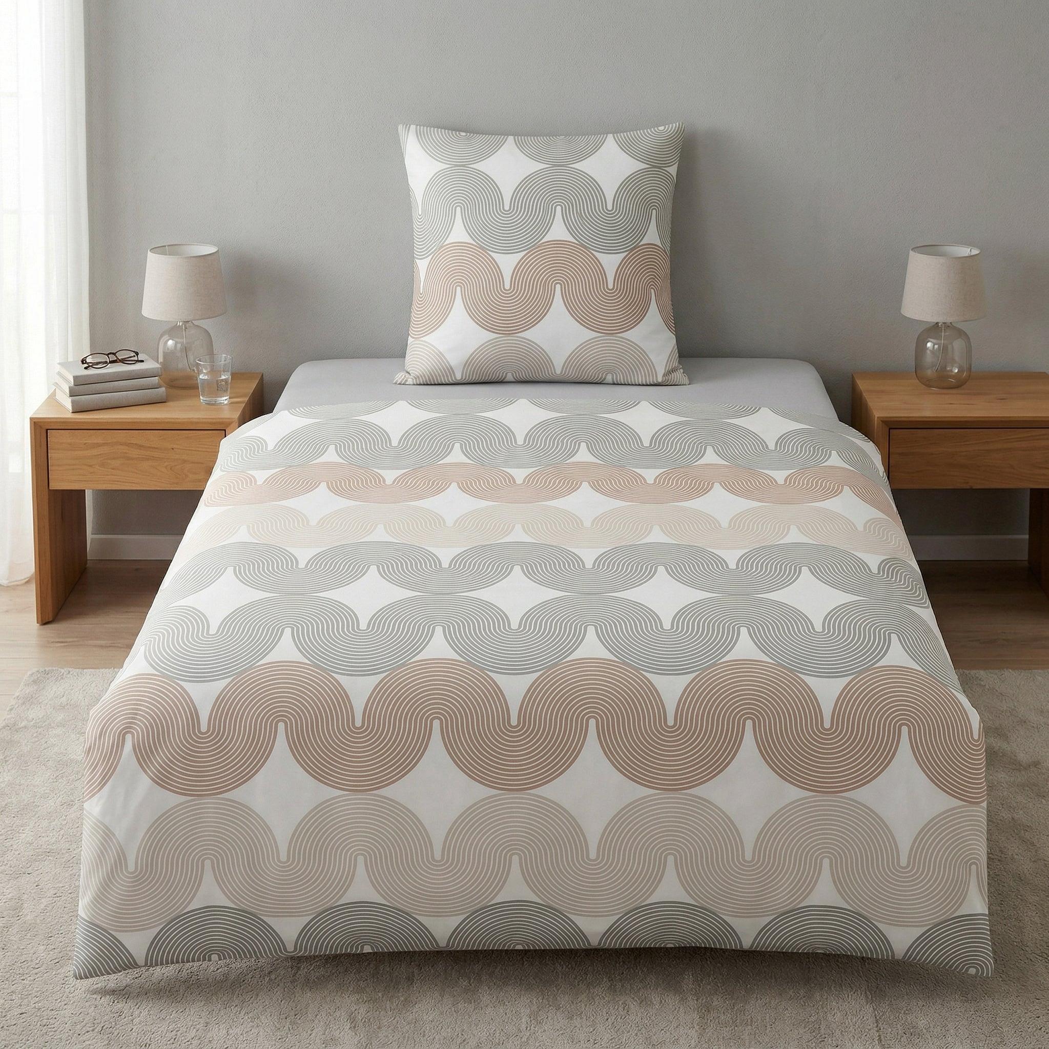 Bettwäsche mit Wellenmuster in Beige und Grau im Schlafzimmer.
