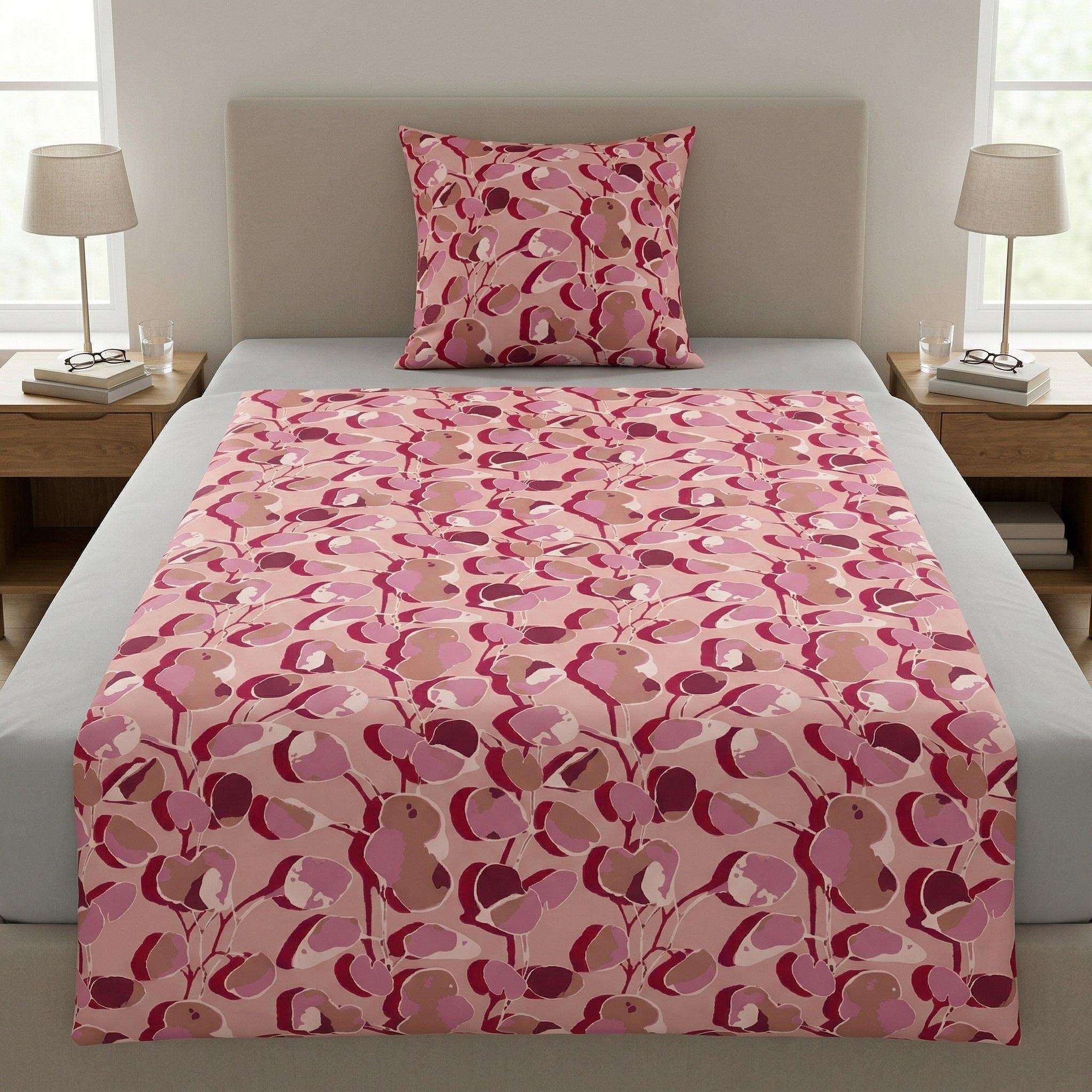 Rosa Bettwäsche mit abstraktem Blütenmuster auf einem Bett.