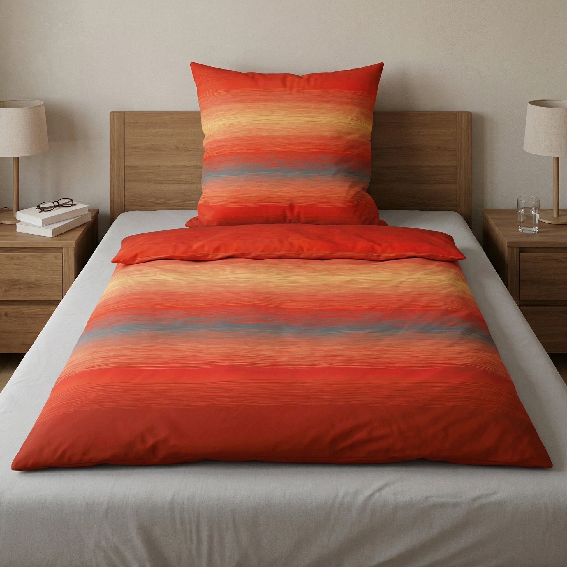Orange-rot gestreifte Bettwäsche auf einem Bett im Schlafzimmer.