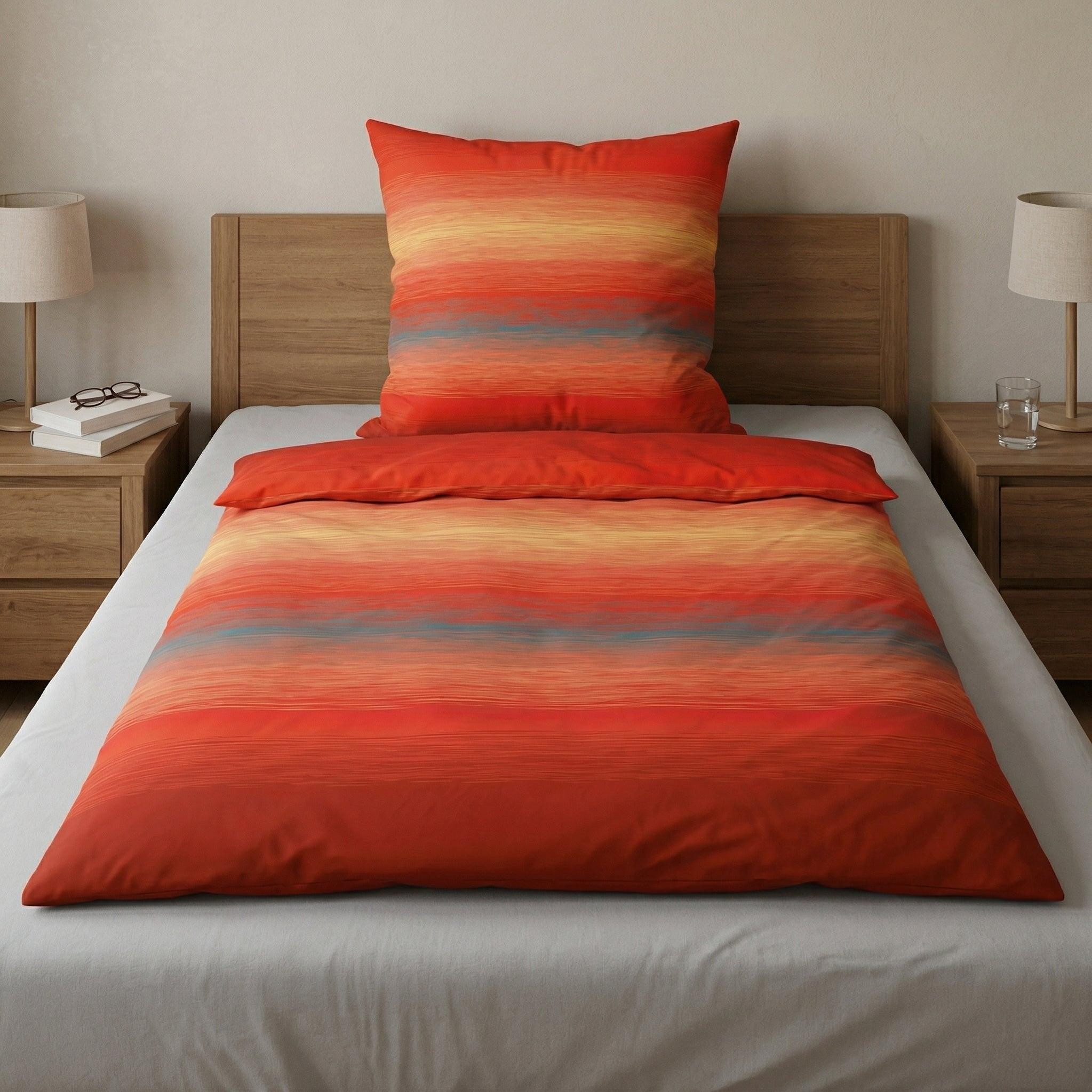 Orange-rot gestreifte Bettwäsche auf einem Bett im Schlafzimmer.