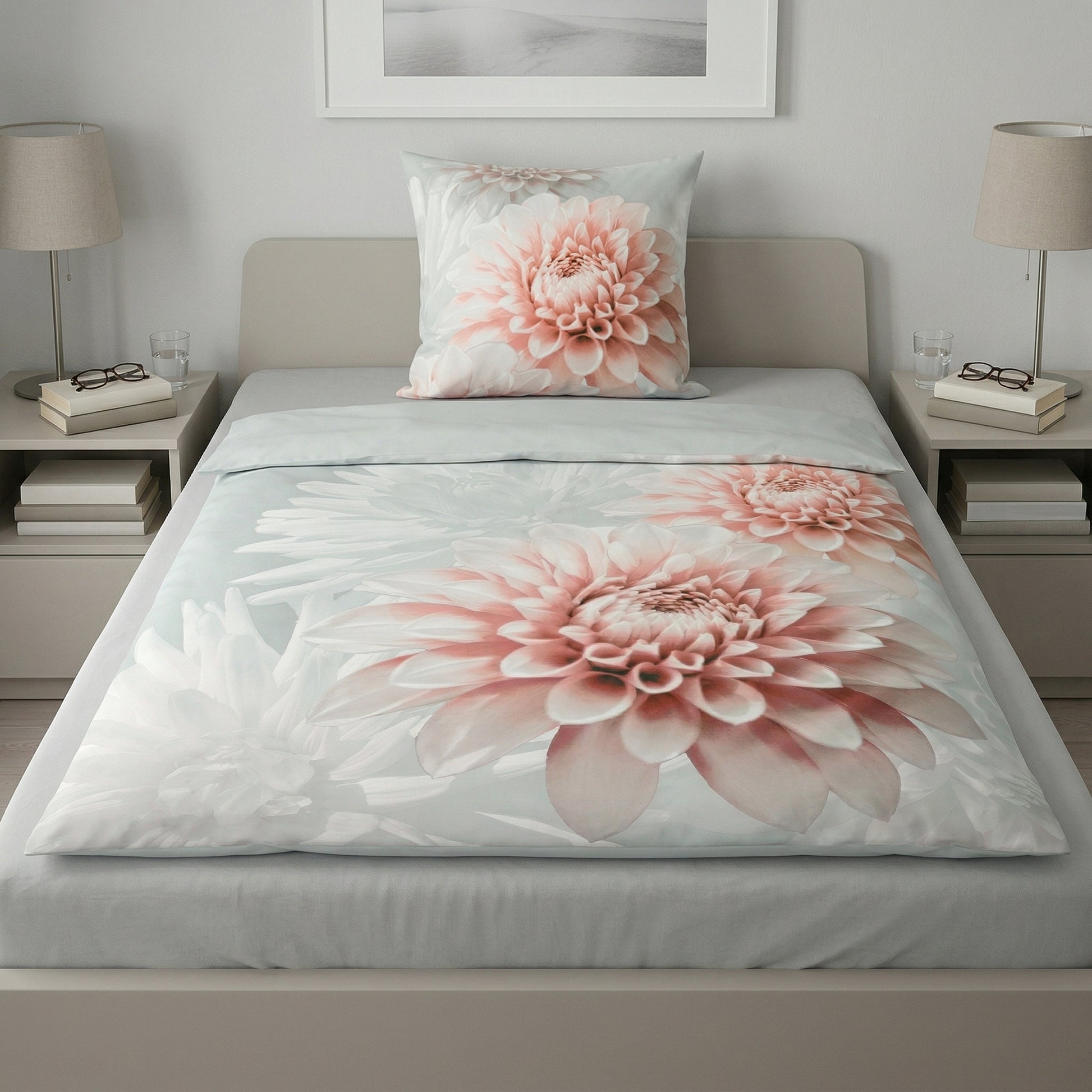 Bettwäsche mit großen rosa Blüten auf hellem Hintergrund.