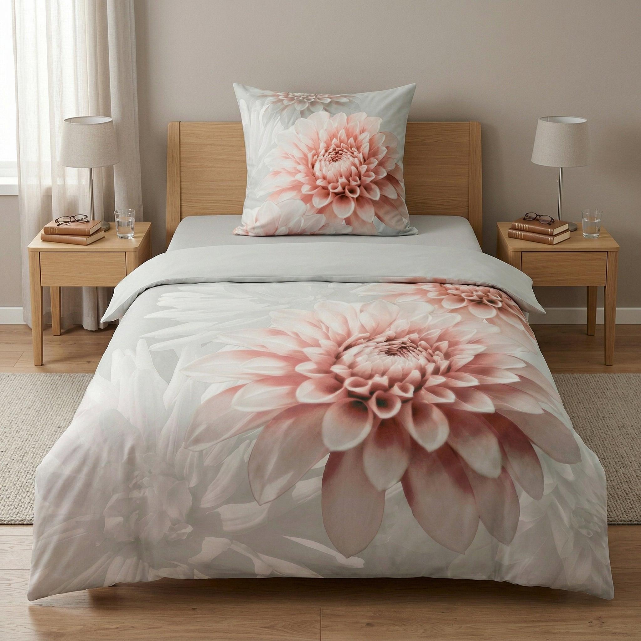 Bettwäsche mit rosa Blütendruck auf einem Bett im Schlafzimmer.