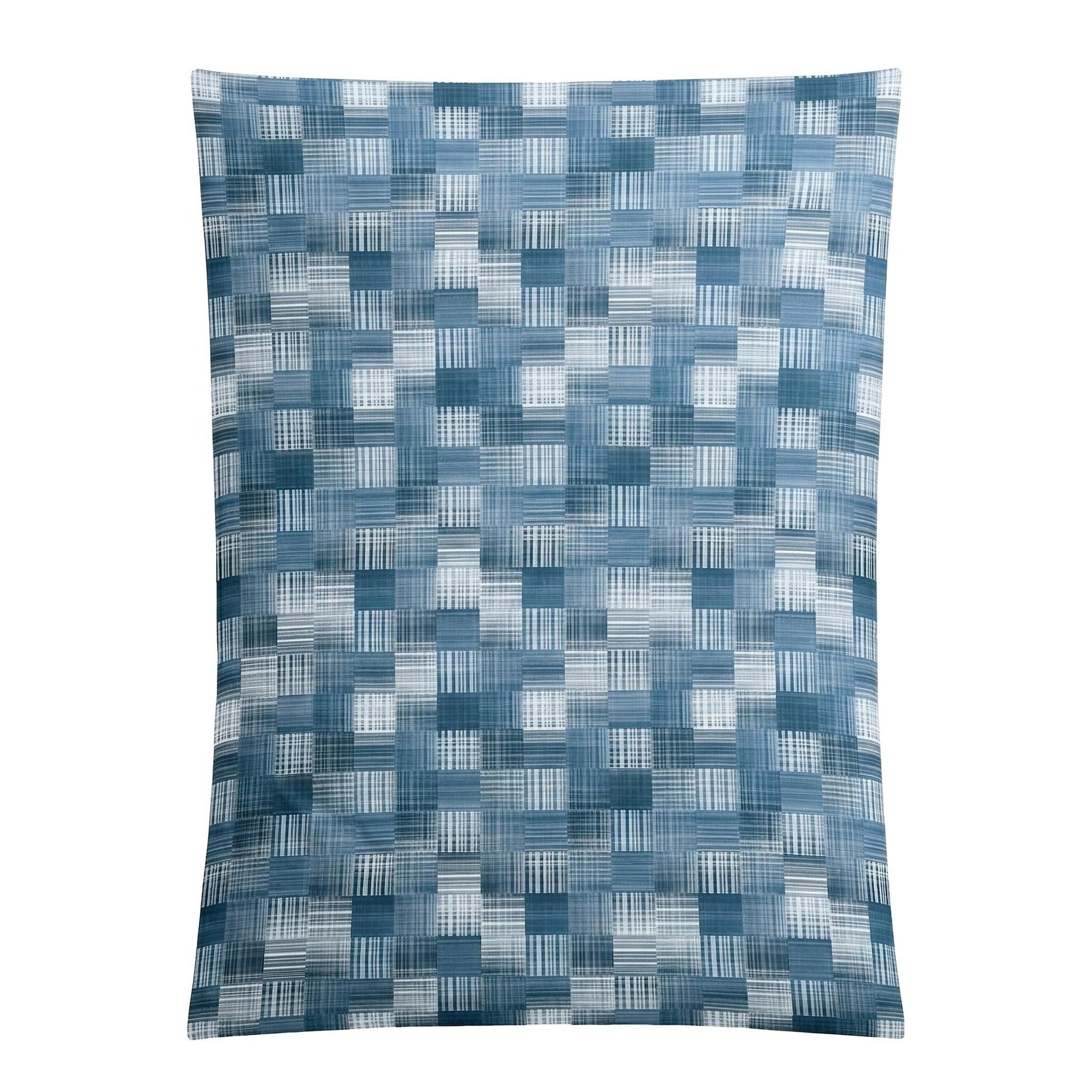 Blaue Bettwäsche mit kariertem Patchworkmuster.