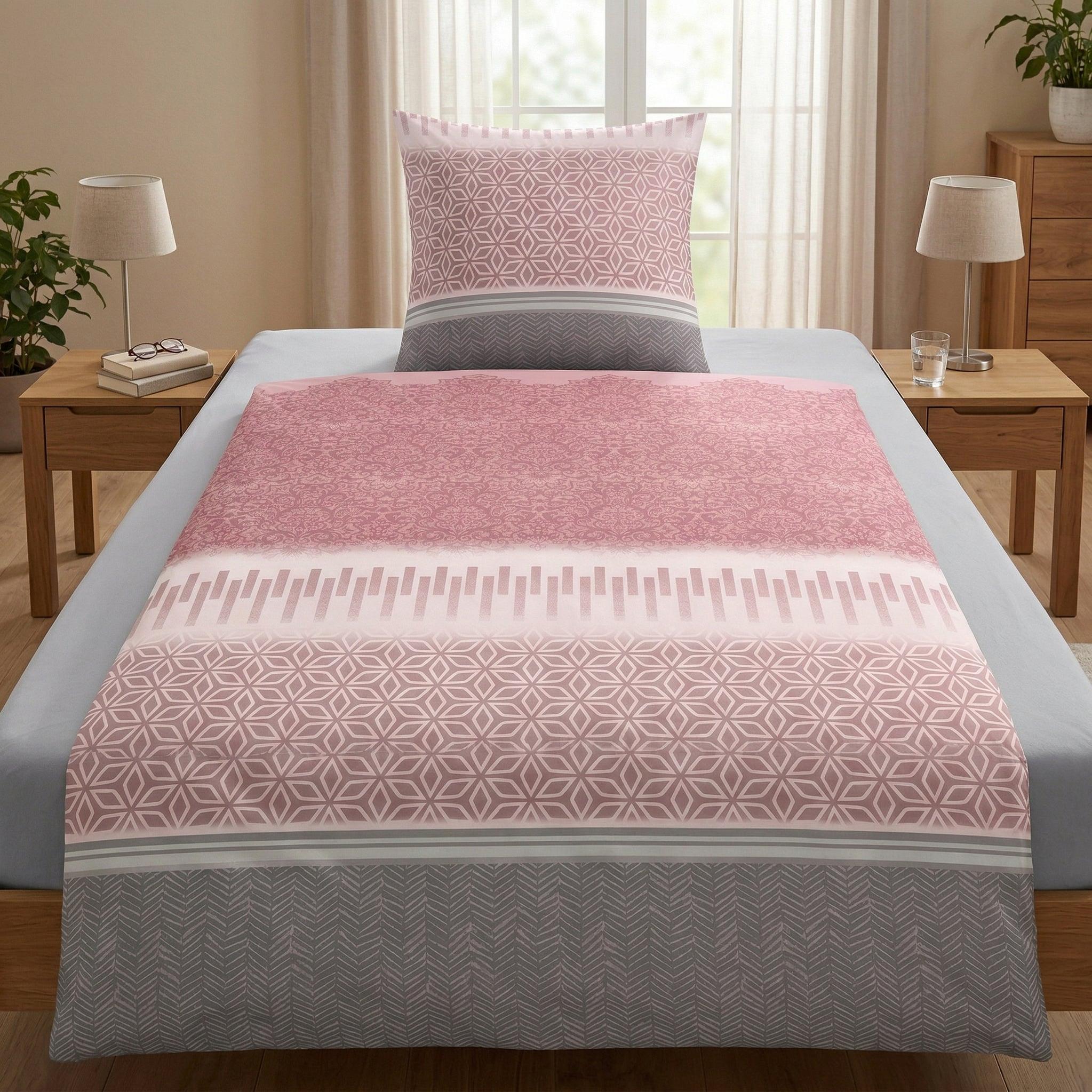 Rosa-graue Bettwäsche mit Muster auf modernem Bett im Schlafzimmer.