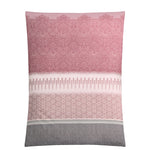 Rosa-graue Bettwäsche mit Ornamenten, Geometrie- und Streifenmuster.