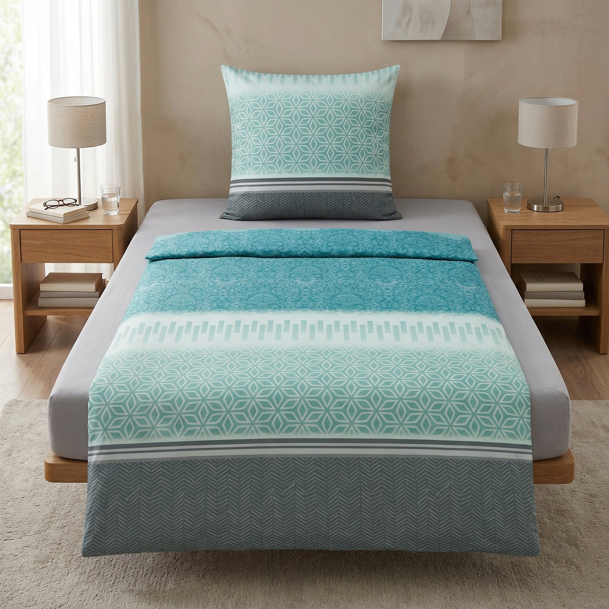 Türkisblaue Bettwäsche mit geometrischem Muster auf einem Bett.