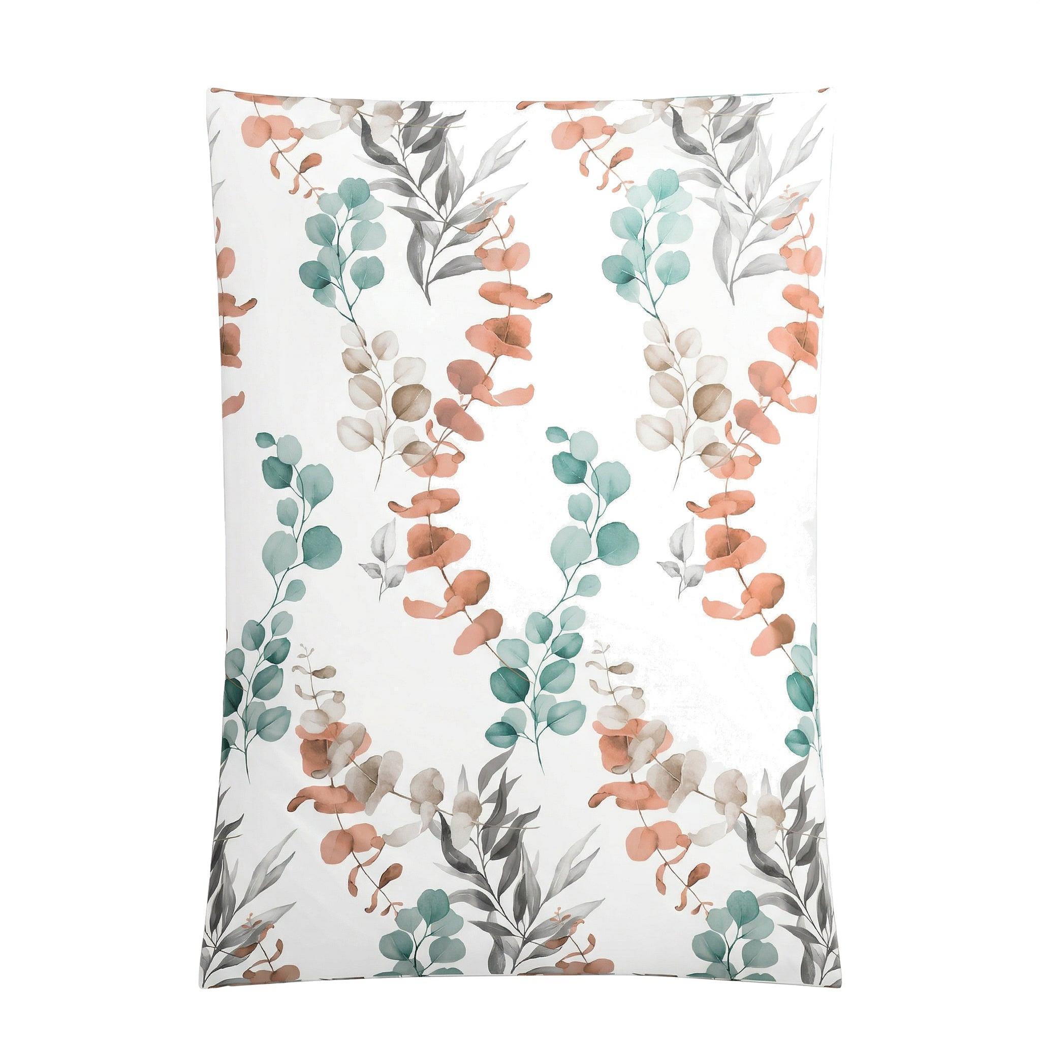 Weiße Bettwäsche mit zartem Blättermuster in Mint, Apricot und Grau.