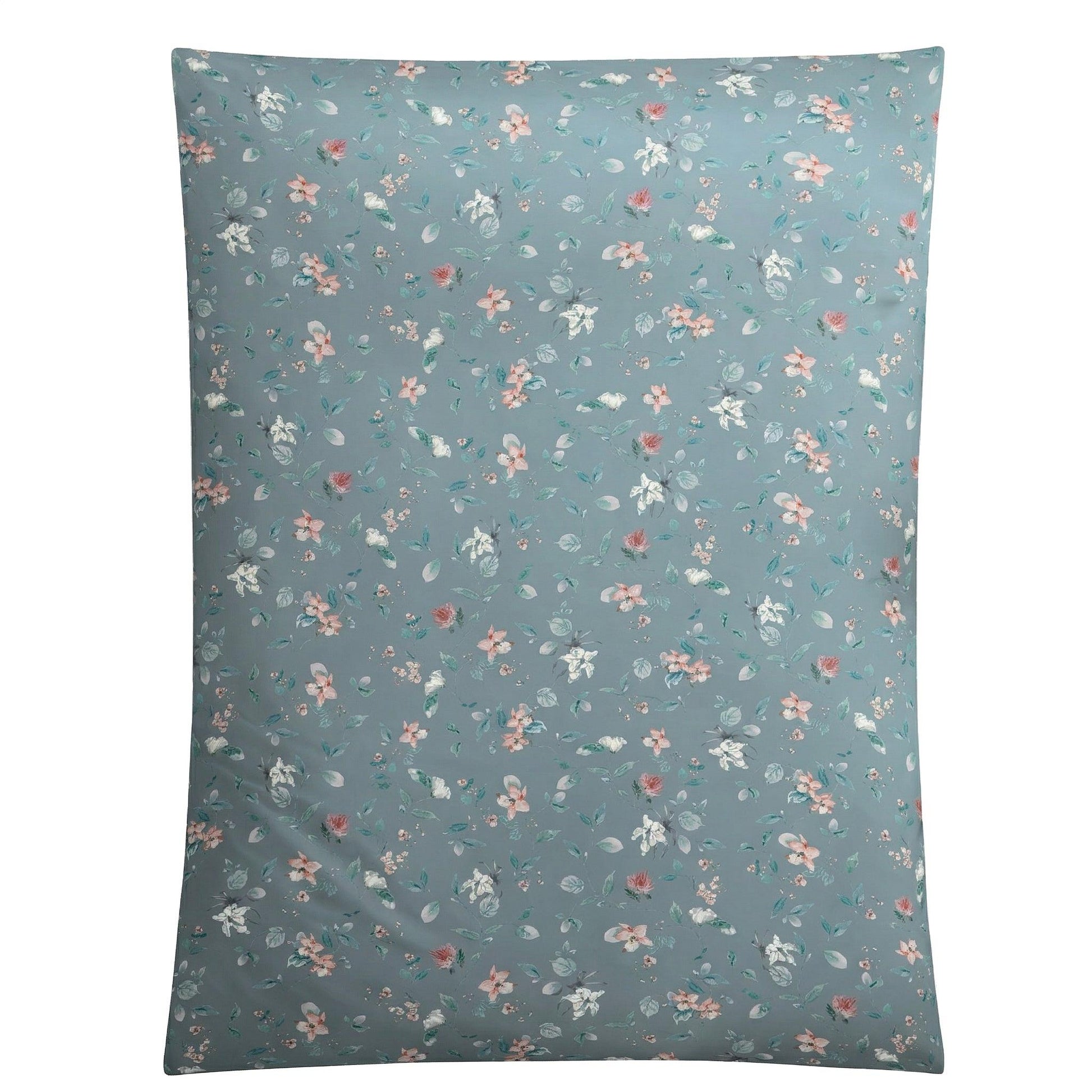 Blaugraue Bettwäsche mit zartem Blumenmuster in Rosa und Weiß.
