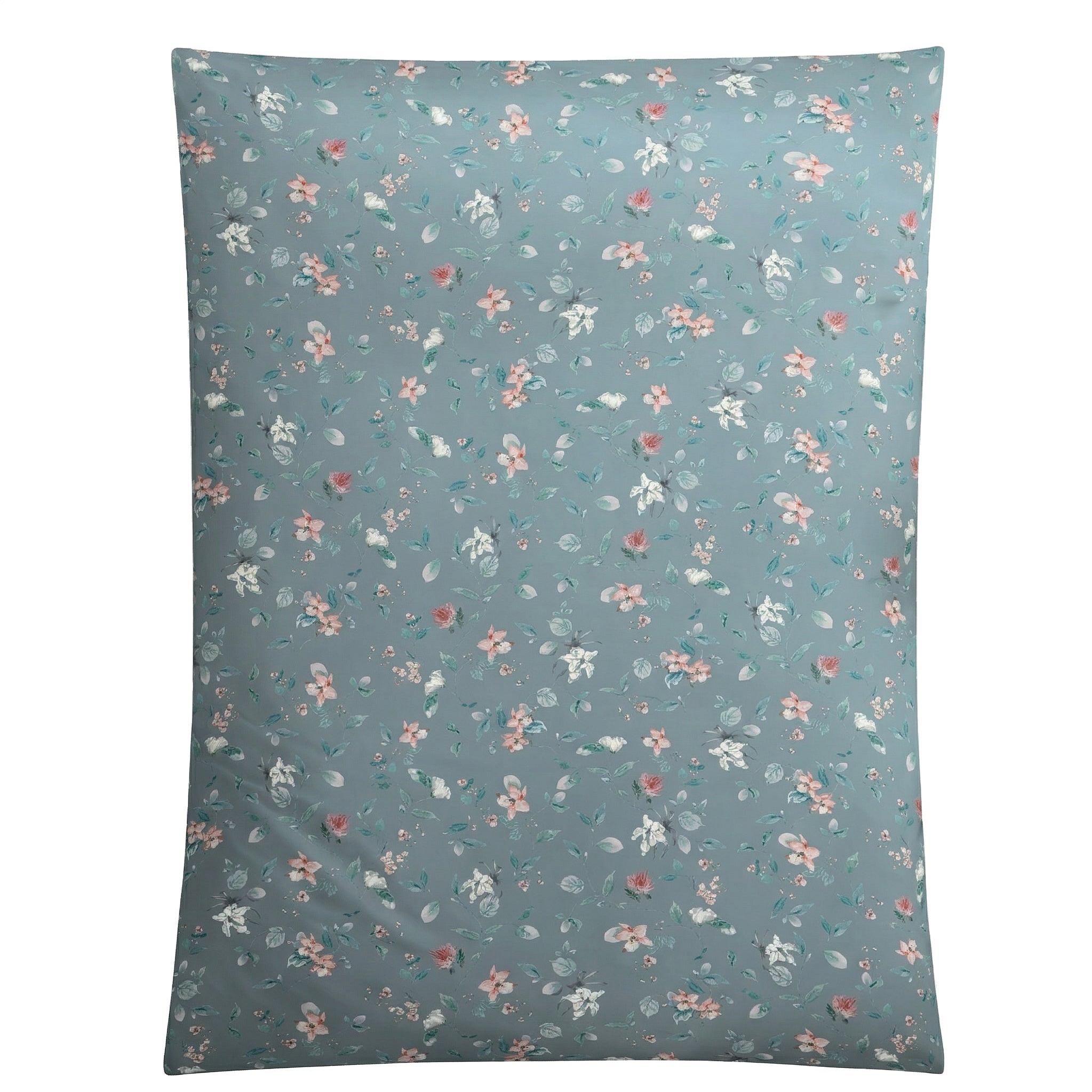 Blaugraue Bettwäsche mit zartem Blumenmuster in Rosa und Weiß.
