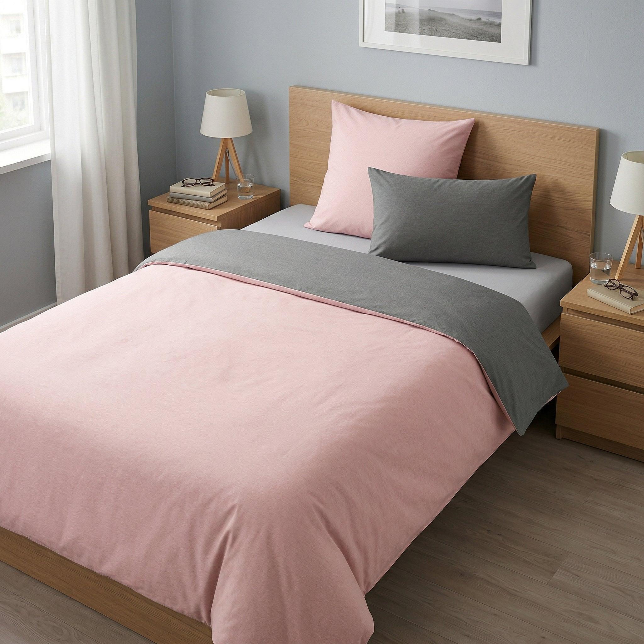 Rosa-graue Bettwäsche auf Holzbett in modernem Schlafzimmer.