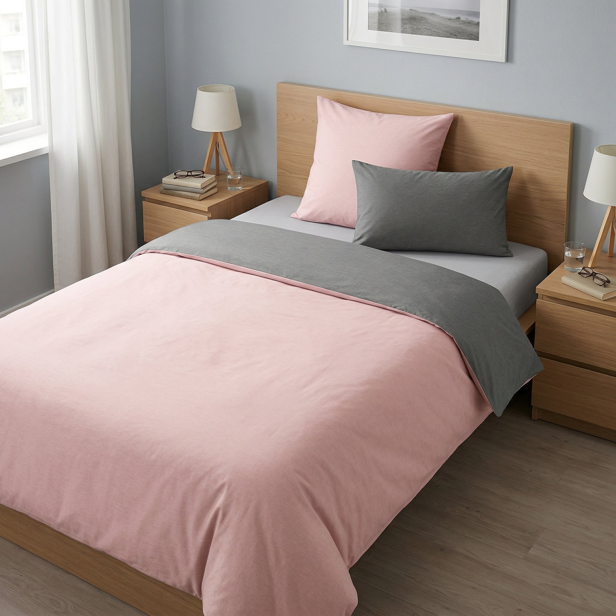 Rosa-graue Bettwäsche auf Holzbett in modernem Schlafzimmer.