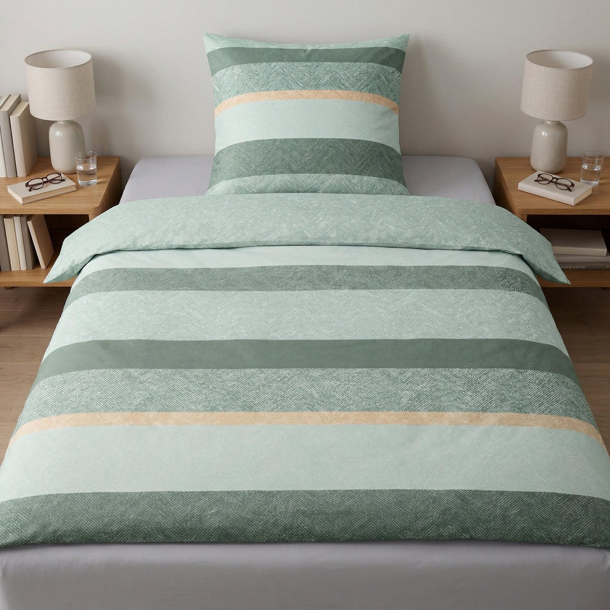 Gestreifte Bettwäsche in Mintgrün auf modern gemachtem Bett.