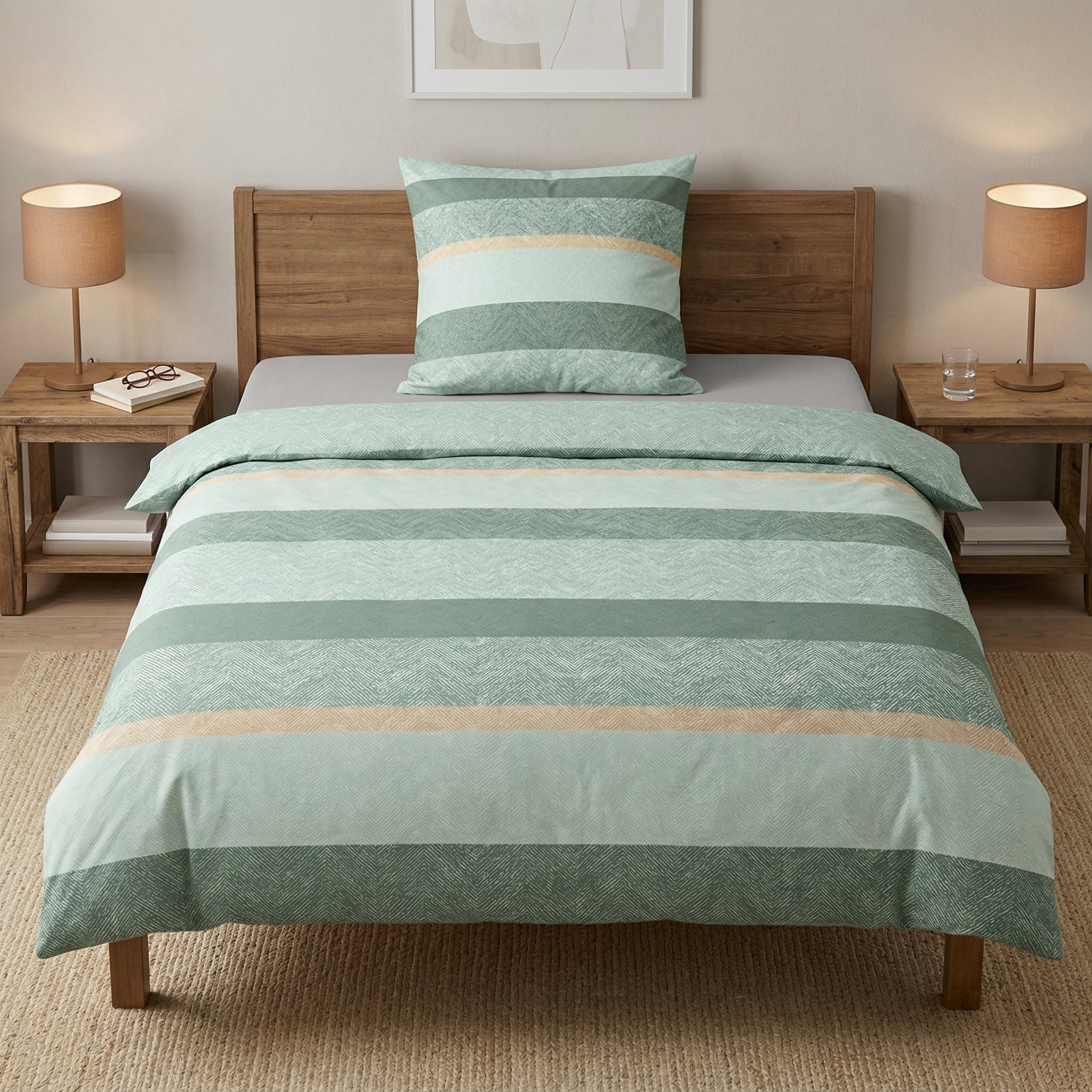 Gestreifte Bettwäsche in Mintgrün auf Holzbett im Schlafzimmer.