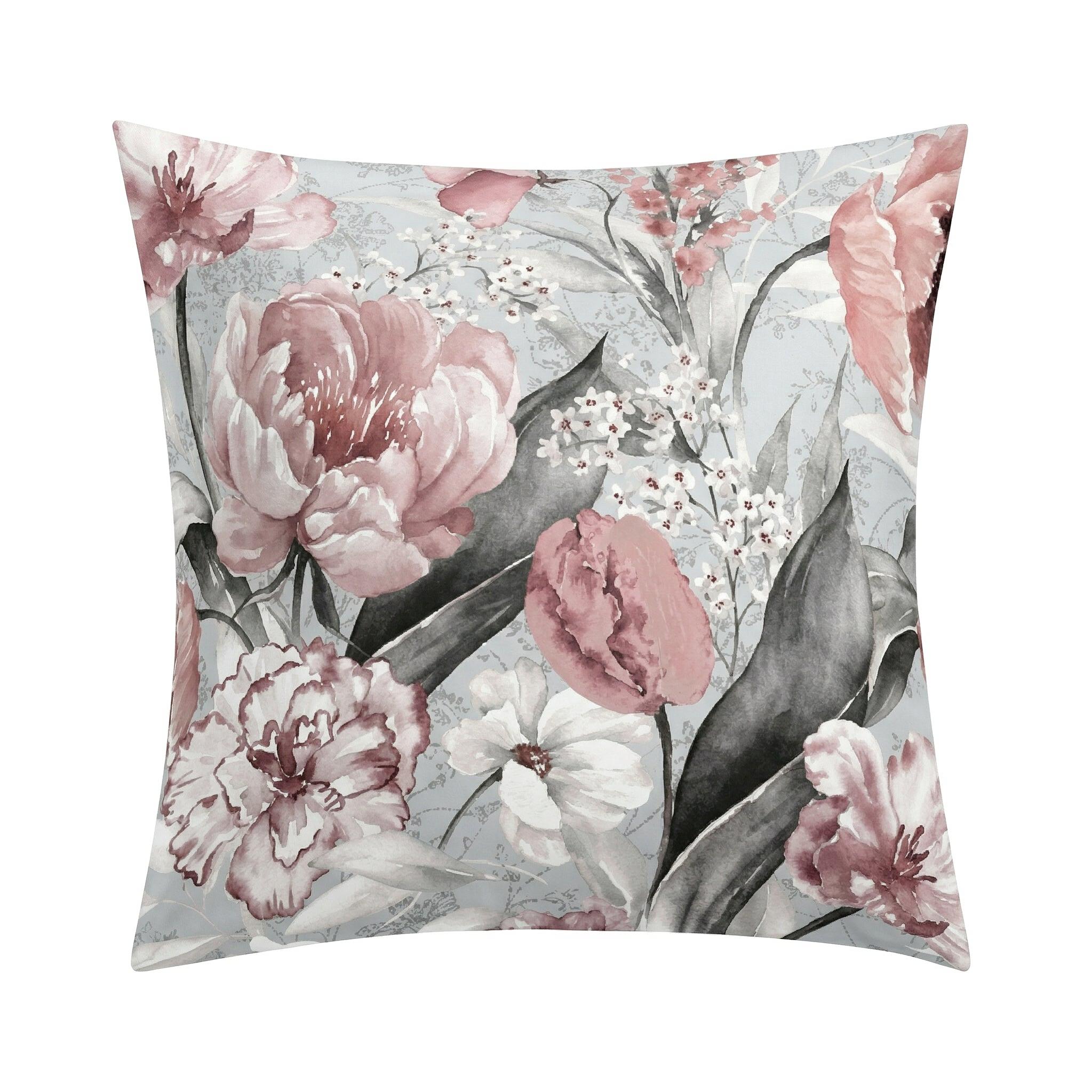 Kopfkissenbezug mit rosa Blumenmuster auf hellgrauem Grund.