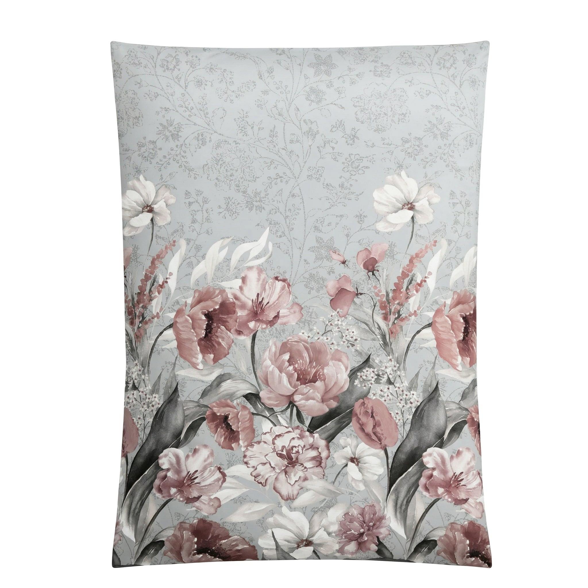 Hellblaue Bettwäsche mit rosa Blumenmuster und feinen Ranken.